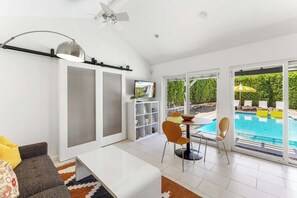 Smart TV, books, music library, stereo - High Style Bohemian Zen Retreat, Saltwater Pool (Cathedral City)