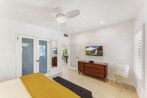 3 bedrooms, desk, iron/ironing board, travel cot