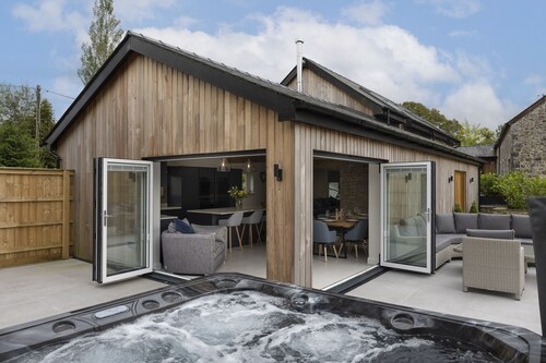 This luxurious old school house with hot tub, perfect for 8 guests