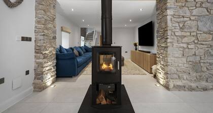 This luxurious old school house with hot tub, perfect for 8 guests