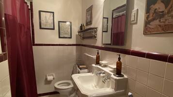 Een douche, handdoeken, zeep, toiletpapier