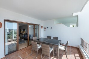 屋外ダイニングエリア