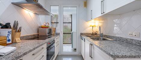 Kühlschrank, Mikrowelle, Ofen, Geschirrspüler