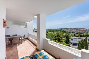 Outdoor dining - Beautiful two bed apartment Mijas Golf (Mijas Costa)