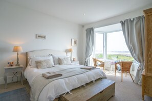 6 bedrooms, desk, WiFi, bed sheets - Rockside, Trearddury Bay (Trearddur Bay)