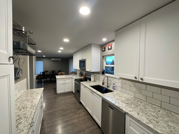 Een microgolfoven, een oven, een kookplaat, een vaatwasser