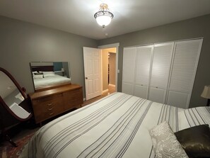 3 bedrooms, iron/ironing board, WiFi, bed sheets - Comfy 3-bed bungalow in East Wenatchee, where nearby adventures await. (East Wenatchee)