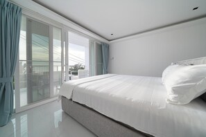 10 bedrooms, WiFi, bed sheets - 10 bedrooms beachfront luxury pool villa sea view rooftop  (Muang Pattaya)