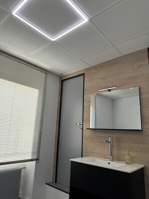 Douche, serviettes fournies, savon, papier toilette