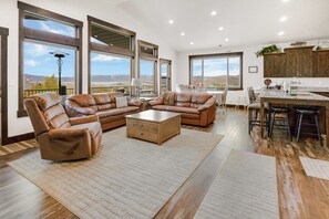 Smart TV, fireplace - Baileys Bungalow | Hot Tub, Fire Pit & Views! (Garden City)