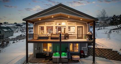 Private Hot Tub! Ideal Beach! Lake Views!