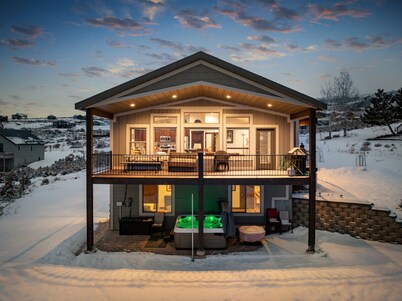 Private Hot Tub! Ideal Beach! Lake Views!