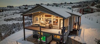 Baileys Bungalow | Hot Tub, Fire Pit & Views!