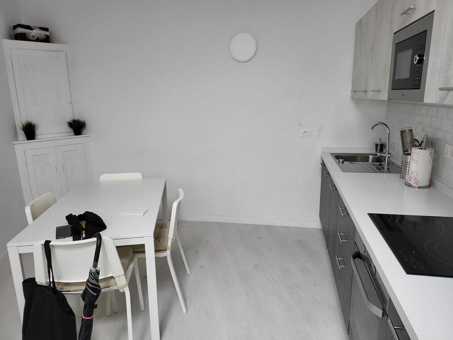 Een koelkast, een magnetron, een oven, een koffiezetapparaat/waterkoker