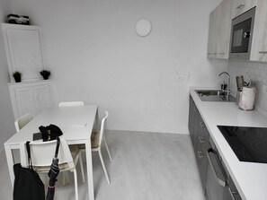 Fridge, microwave, oven, coffee/tea maker