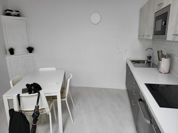 Kjøleskap, mikrobølgeovn, ovn og kaffetrakter/tekoker