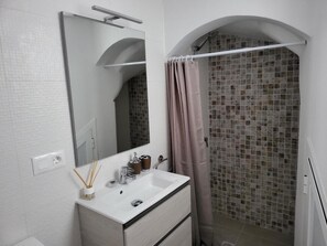 Dusj, hårføner og håndklær