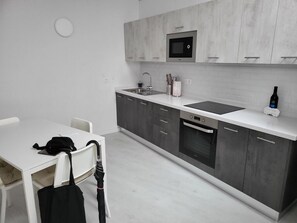 Kjøleskap, mikrobølgeovn, ovn og kaffetrakter/tekoker