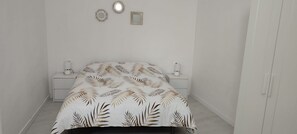 2 soverom, strykejern/-brett, reiseseng for barn og wi-fi (inkludert)