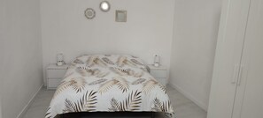 2 dormitorios, tabla de planchar con plancha, cuna de viaje