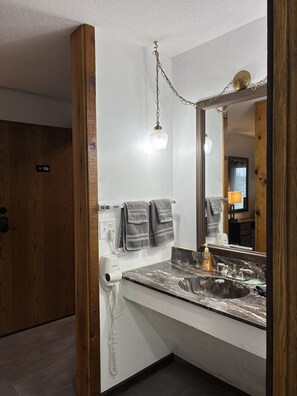 Een haardroger, handdoeken