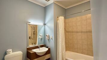Habitación individual clásica | Baño | Tina con regadera, secadora de cabello, toallas, jabón