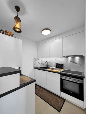 Fridge, oven, dishwasher, coffee/tea maker