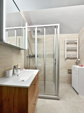 Dusch, hårtork och handdukar