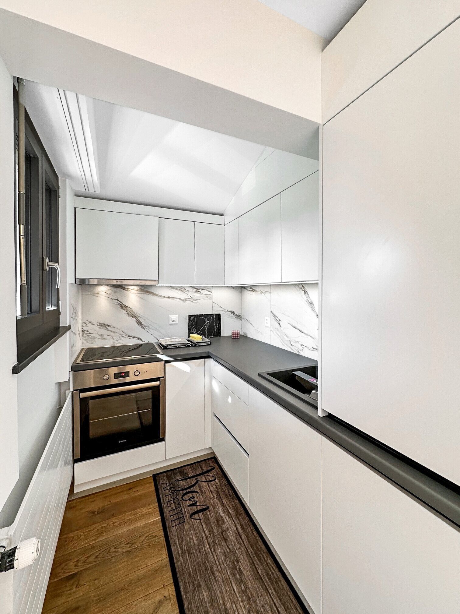 Jääkaappi, uuni, astianpesukone, kahvin-/teenkeitin