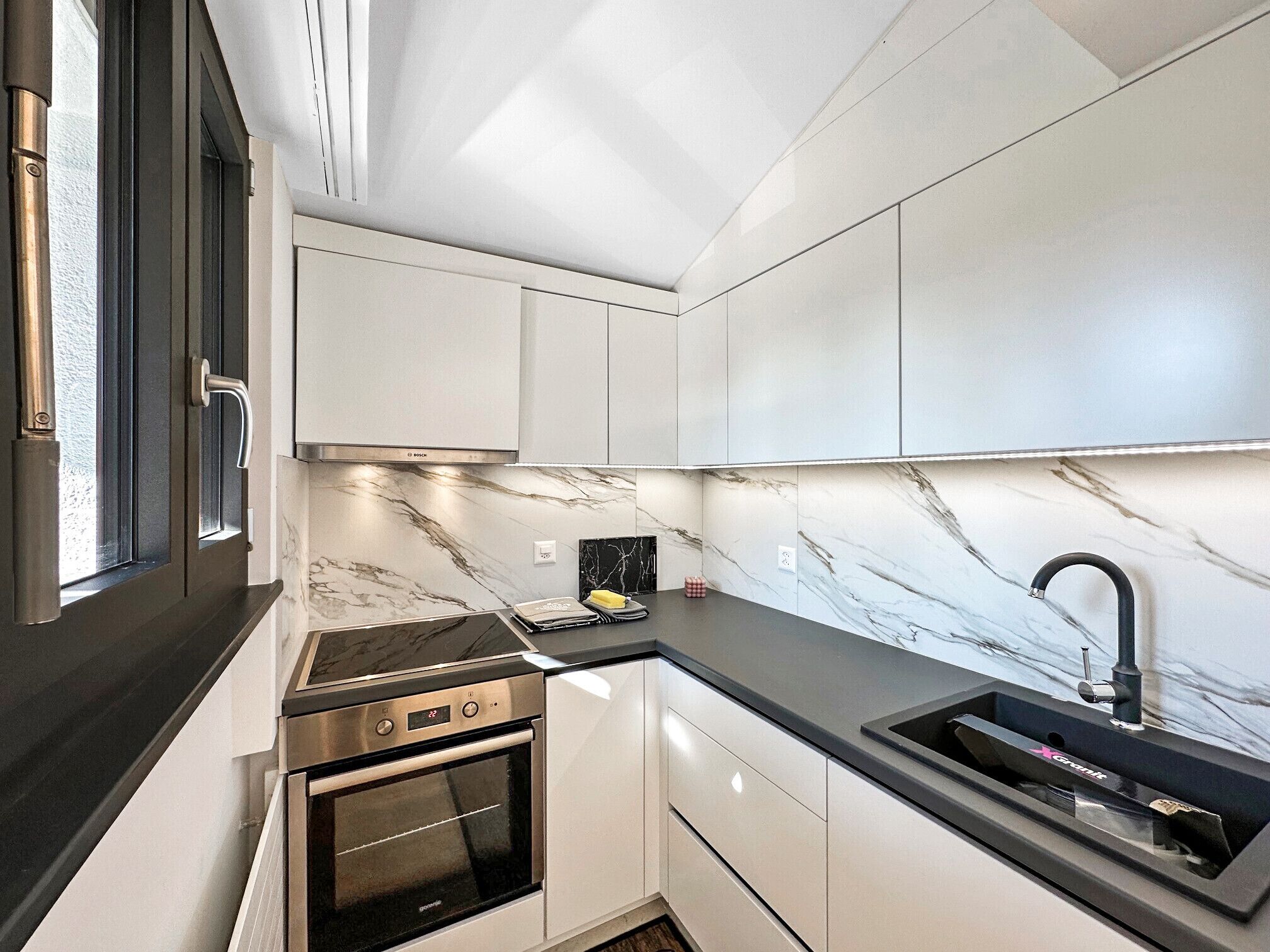 Réfrigérateur, four, lave-vaisselle, cafetière/bouilloire