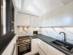 Réfrigérateur, four, lave-vaisselle, cafetière/bouilloire