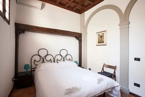 4 soverom, skrivebord, strykejern/-brett og reiseseng for barn