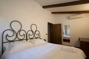 4 bedrooms, desk, iron/ironing board, travel cot