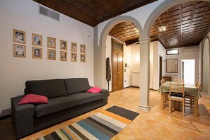 Télévision, lecteur de DVD, livres, chaîne hi-fi