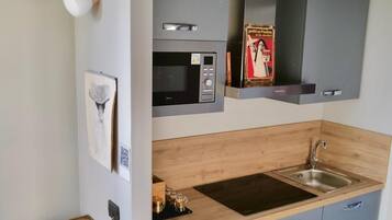 Een koelkast, een magnetron, een kookplaat