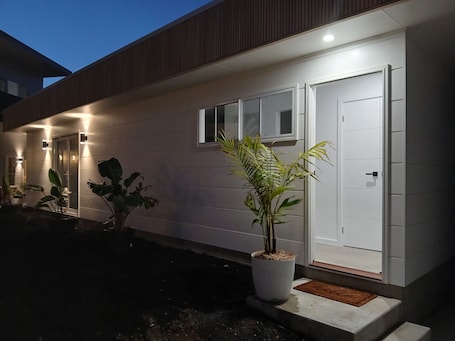Exterior detail. Paradise Palms Bungalow - New Private Studio with easy stroll to surf n sand