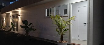 Paradise Palms Bungalow - New Private Studio with easy stroll to surf n sand