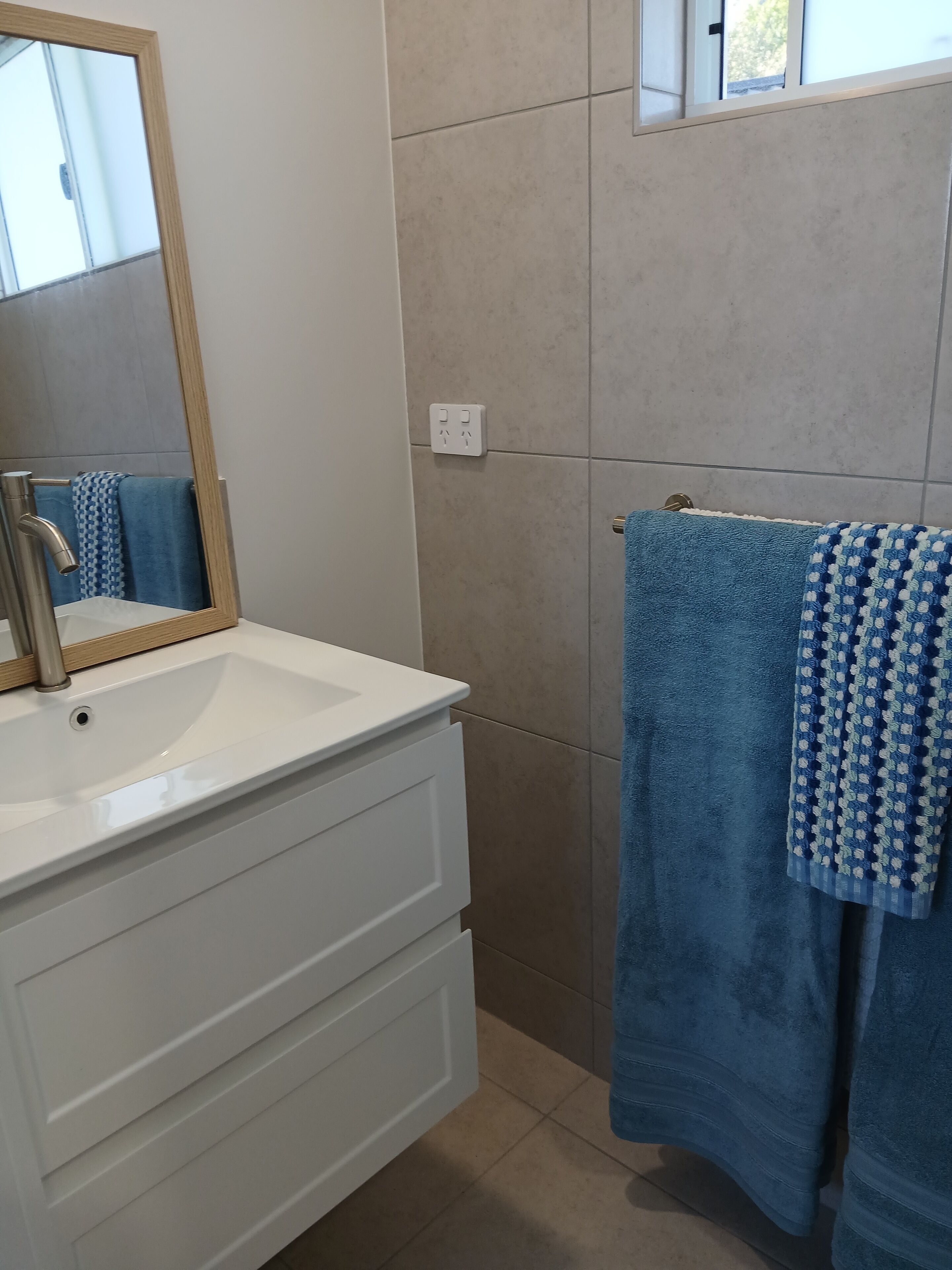 Asciugacapelli, asciugamani, sapone, shampoo