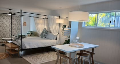 Paradise Palms Bungalow - New Private Studio with easy stroll to surf n sand