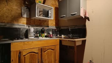 Réfrigérateur, micro-ondes, plaque de cuisson, bouilloire électrique