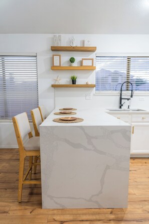 Kjøleskap, mikrobølgeovn, ovn og kokeplater