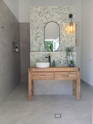 Secadora de cabello, toallas, jabón, shampoo