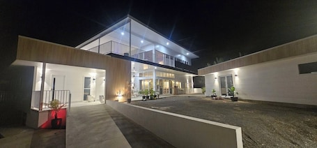 Exterior. Travelers Palm Private Guest Suite - Easy stroll to Corindi Beach