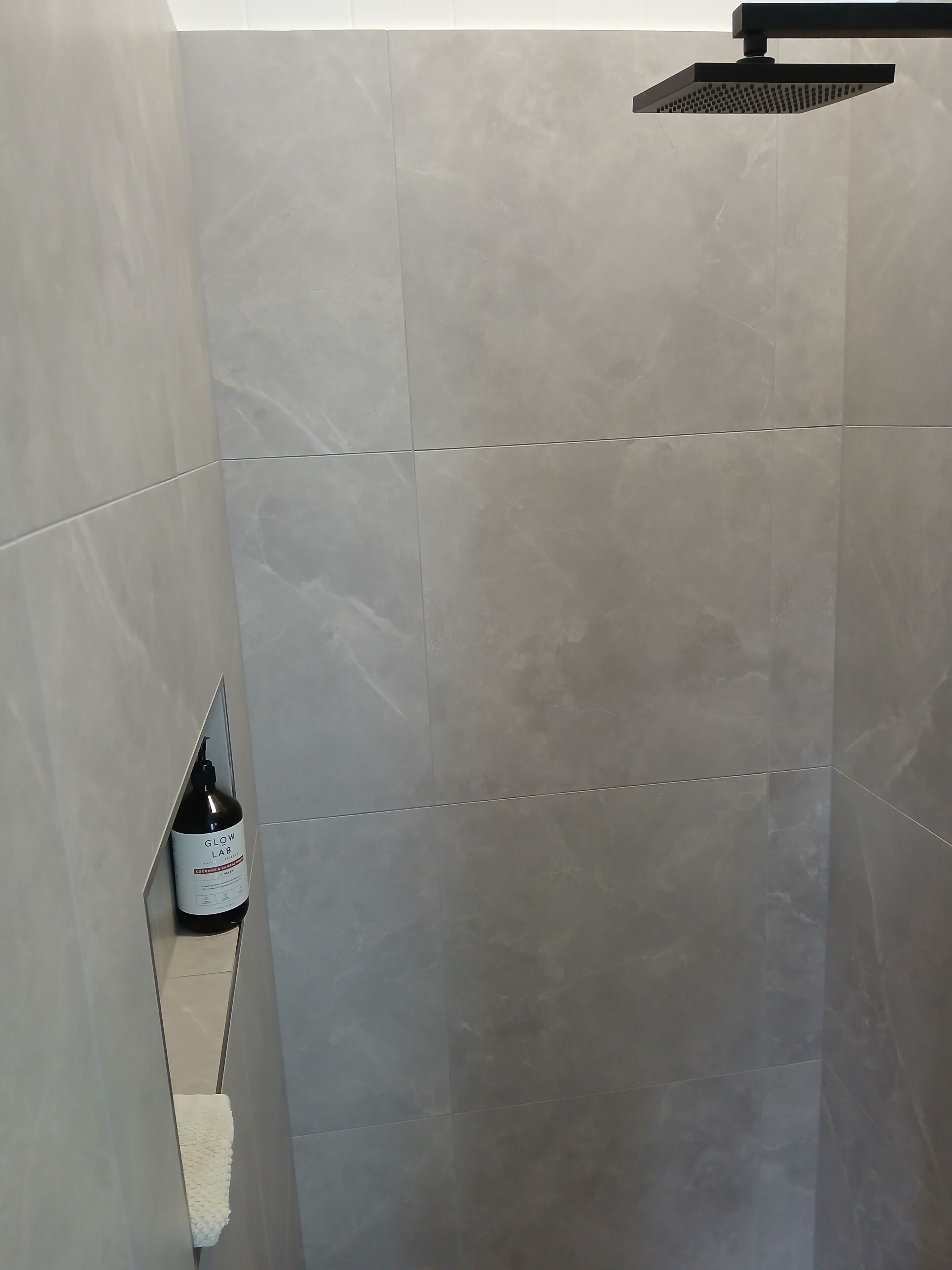 Asciugacapelli, asciugamani, sapone, shampoo