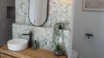 Séchoir à cheveux, serviettes fournies, savon, shampooing