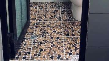 Basic-Doppelzimmer | Badezimmer | Hausschuhe, Seife, Shampoo, Toilettenpapier