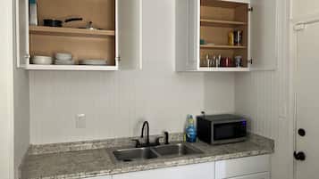 Fridge, oven, stovetop, cookware/dishes/utensils