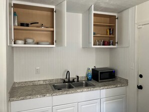 Fridge, oven, stovetop, cookware/dishes/utensils