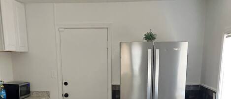 Kjøleskap, ovn, kokeplater og kjøkkenutstyr