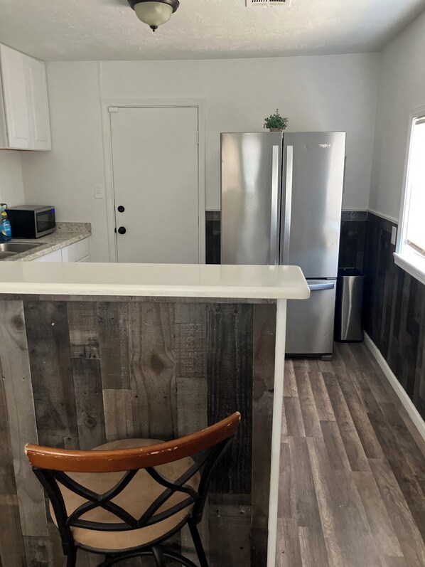 Fridge, oven, stovetop, cookware/dishes/utensils